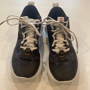 Under Armour Flow Breakthru 3 Basketball Sneakers